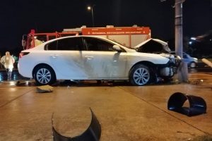 Yaralı s&uuml;r&uuml;c&uuml; dehşet sa&ccedil;tı