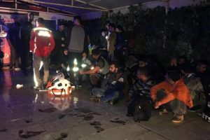 G&ouml;&ccedil;menleri taşıyan TIR kaza yaptı
