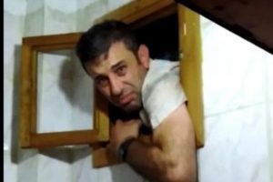 Pencereye sıkışmıştı! Kadın kıyafetleri giydi ama yine yakalandı!