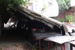 Okulun &ccedil;atısı u&ccedil;tu: 6 ara&ccedil; hasar g&ouml;rd&uuml;