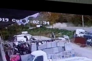 Liseli gencin kaza anı g&uuml;venlik kamerasında