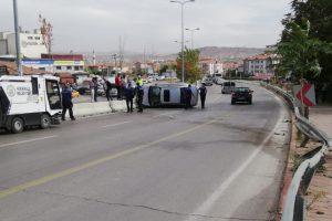 Kaza yapan otomobilin s&uuml;r&uuml;c&uuml;s&uuml; yaralandı