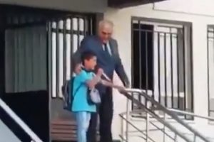 Şiir okumak i&ccedil;in mikrofonu alan &ouml;ğrenci şarkı s&ouml;yledi