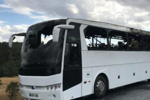 Seyir halindeki tur otob&uuml;s&uuml; alev aldı