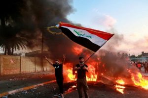 Irak'ta g&ouml;stericiler siyasi partilerin ofislerini ateşe verdi