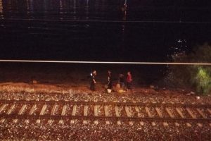 İzmir'de trenin &ccedil;arptığı vatandaş hayatını kaybetti