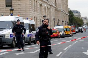 Paris'te 4 polisin &ouml;ld&uuml;ğ&uuml; saldırıyla ilgili ter&ouml;r soruşturması a&ccedil;ıldı