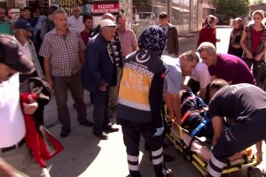 Otomobilin &ccedil;arptığı yaralıya ilk m&uuml;dahaleyi yoldan ge&ccedil;en doktor yaptı