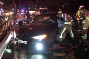 Otomobil bariyerlere girdi; 4 yaralı