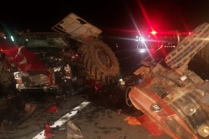 Otomobil, park halindeki 2 trakt&ouml;r ve 1 otomobile &ccedil;arptı: 1 &ouml;l&uuml;, 1 yaralı