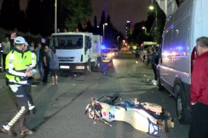 Motosiklet &ccedil;&ouml;p kamyonuna &ccedil;arptı: 2 ağır yaralı