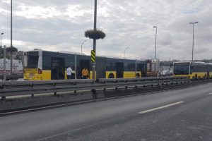 Metrob&uuml;s metrob&uuml;se &ccedil;arptı; Yaralılar var