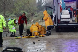 Otomobil k&ouml;pr&uuml;den u&ccedil;tu: 2 &ouml;l&uuml;, 2 yaralı