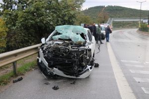 Kartal'da otomobil kamyona &ccedil;arptı