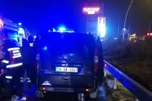 Hafif ticari ara&ccedil; kamyonete &ccedil;arptı: 9 yaralı