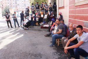 HDP &ouml;n&uuml;ndeki ailelerin evlat n&ouml;beti 34'&uuml;nc&uuml; g&uuml;n&uuml;nde