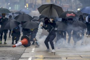 Hong Kong'da yağmur altında protesto