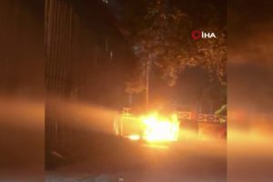 Esenler'de park halindeki ara&ccedil; alev alev yandı