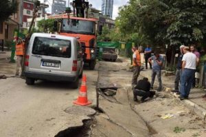 Yol &ccedil;&ouml;kt&uuml;, otomobili vin&ccedil; &ccedil;ıkardı!