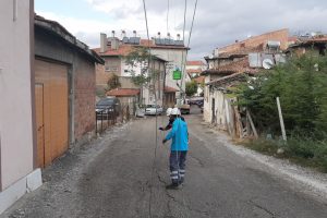 &Ccedil;orum'da fırtına elektrik tellerini koparttı