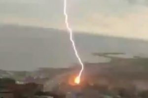Trabzon'da yıldırım b&ouml;yle d&uuml;şt&uuml;