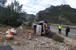 Bilecik'te kontrolden &ccedil;ıkan ara&ccedil; devrildi: 2 yaralı