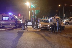 Ambulansa yol vermek istersen &ccedil;arpıştılar: 1 yaralı