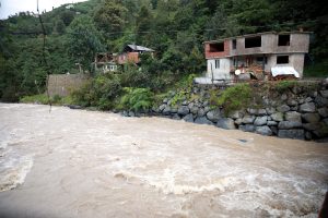 Rize'de sel ve heyelan; yollar kapandı, 2 ev boşaltıldı