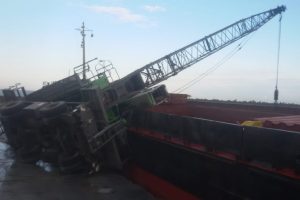Limanda vin&ccedil; devrildi: Operat&ouml;r yaralı