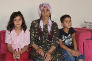 5 yıl &ouml;nce terk etti! Anneleri vekalet vermediği i&ccedil;in okula gidemiyorlar