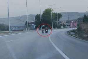 Motosiklet &uuml;st&uuml;nde yatarak gitti