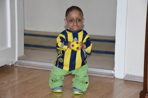 Bursa'da yaşayan 14 yaşındaki İlker, 4 kilo ağırlığında, 65 santimetre boyunda