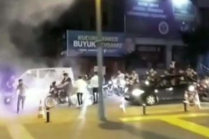 Sefak&ouml;y'de yol kapatıp havaya ateş a&ccedil;tılar