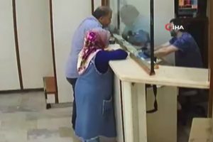 Yere d&uuml;şen parayı ayakkabısını bağlıyor gibi yapıp aldı