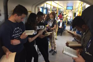 Bursa'da &ouml;ğrenciler metroda kitap okuyarak 'Kitap her yerde' mesajı verdi