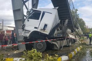 Katliam gibi kazada &ouml;l&uuml; sayısı 3'e y&uuml;kseldi