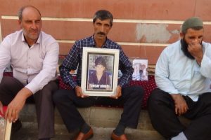 HDP &ouml;n&uuml;ndeki ailelerin evlat n&ouml;beti 35'inci g&uuml;n&uuml;nde