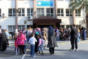 Velilerden duvarlarında &ccedil;atlaklar bulunan okul &ouml;n&uuml;nde eylem