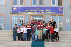 Jandarma &ccedil;ocukları sevindirdi