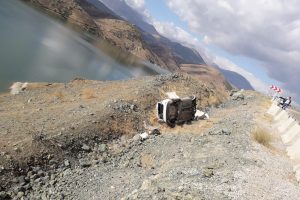 Otomobil baraj g&ouml;l&uuml;ne d&uuml;şmekten son anda kurtuldu