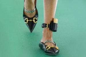 Gucci'den elektronik kelep&ccedil;e g&ouml;r&uuml;n&uuml;ml&uuml; ayakkabısı tepki &ccedil;ekti