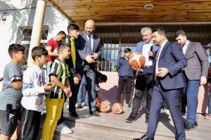 Kazandıkları topu, mezun oldukları okula hediye ettiler