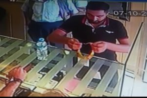 M&uuml;şteri gibi d&uuml;kkana girip, altın kolyeyi &ccedil;aldı