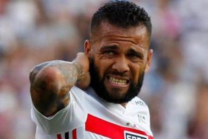 Dani Alves'e ma&ccedil; esnasında arılar saldırdı