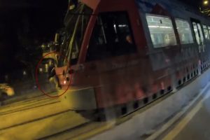 İstanbul'da tramvaya asılan k&uuml;&ccedil;&uuml;k &ccedil;ocuk şoke etti