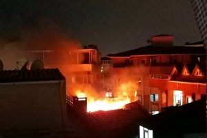 Avcılar'da &ccedil;atı katı yandı