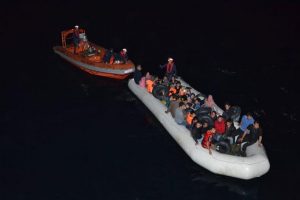 Menderes ve &Ccedil;eşme a&ccedil;ıklarında 131 ka&ccedil;ak g&ouml;&ccedil;men yakalandı