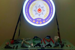 Evde 13 ruhsatsız tabanca ve t&uuml;fek ele ge&ccedil;irildi