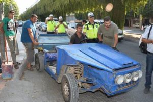 At arabası g&ouml;r&uuml;n&uuml;ml&uuml; otomobil trafikten men edildi