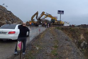 Yola d&uuml;şen kaya ulaşımı durdurdu
